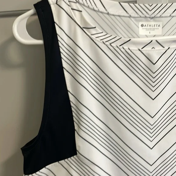 Athleta Rash-Guard Black/White Chevron Stripe Sleeveless Swim Top L EUC - Picture 4 of 11